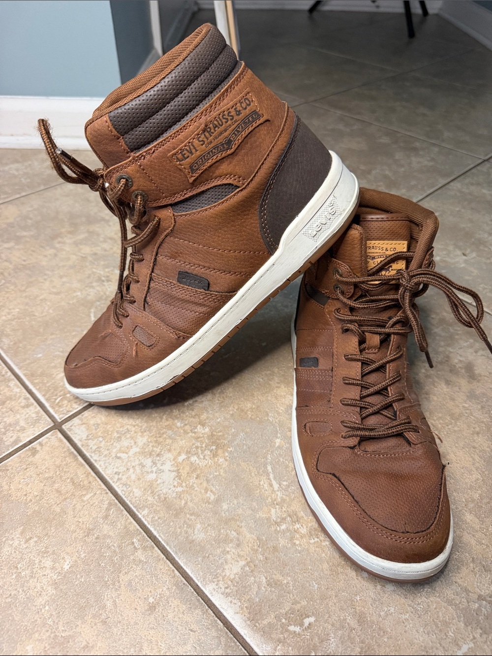 Levi's Men's Two-Tone Brown High-Top Sneakers with White Sole